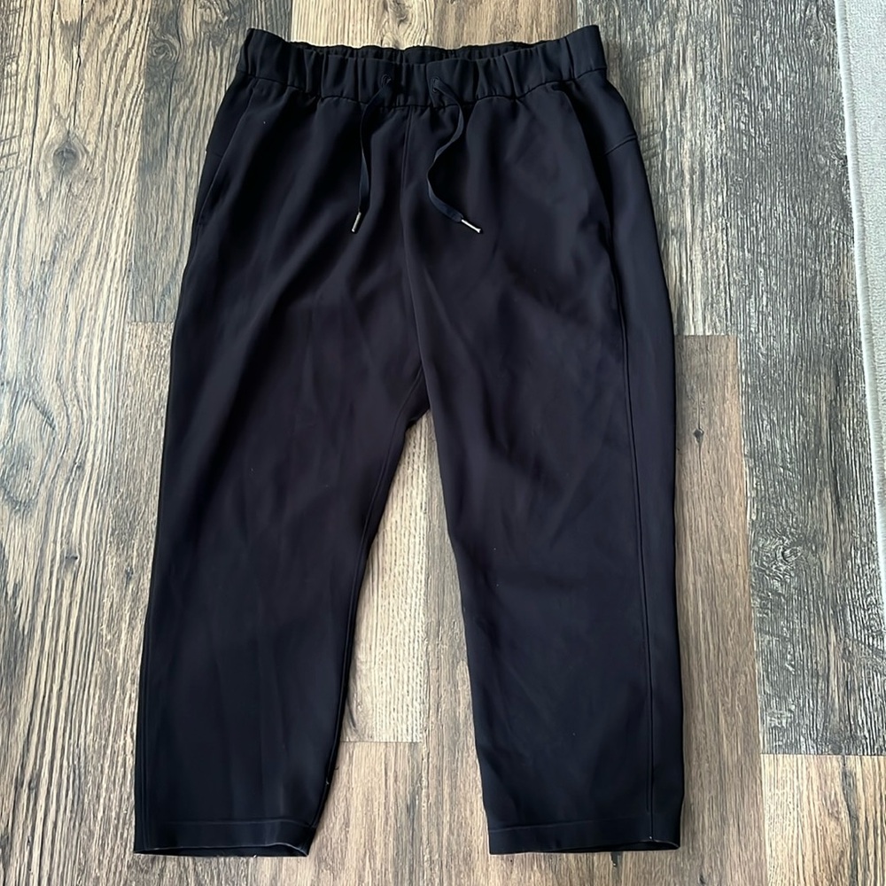Women’s Lululemon 3/4 length pants! Capri shorts pants! Size 8. Black.